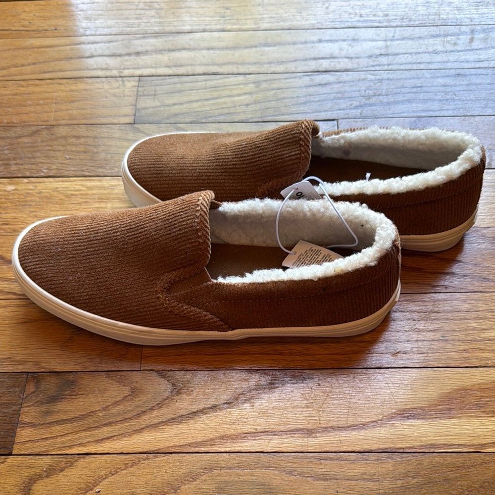 Womens’ NWT Old Navy corduroy slip-on shoes in cognac.  SZ 6
